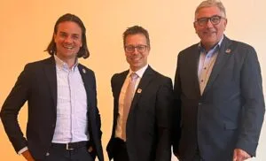 Drei Männer in Anzügen stehen nebeneinander und lächeln – Mitglieder der FDP-Stadtratsfraktion Passau