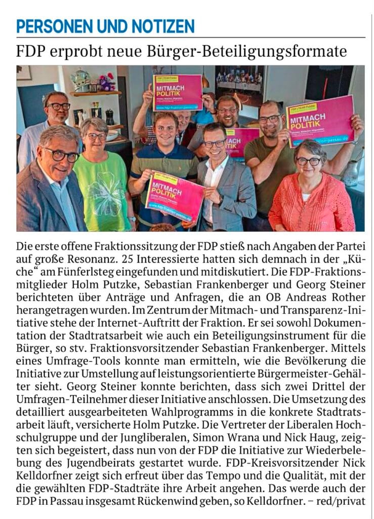 Mitglieder der FDP-Stadtratsfraktion Passau halten Plakate mit der Aufschrift „Mitmach Politik