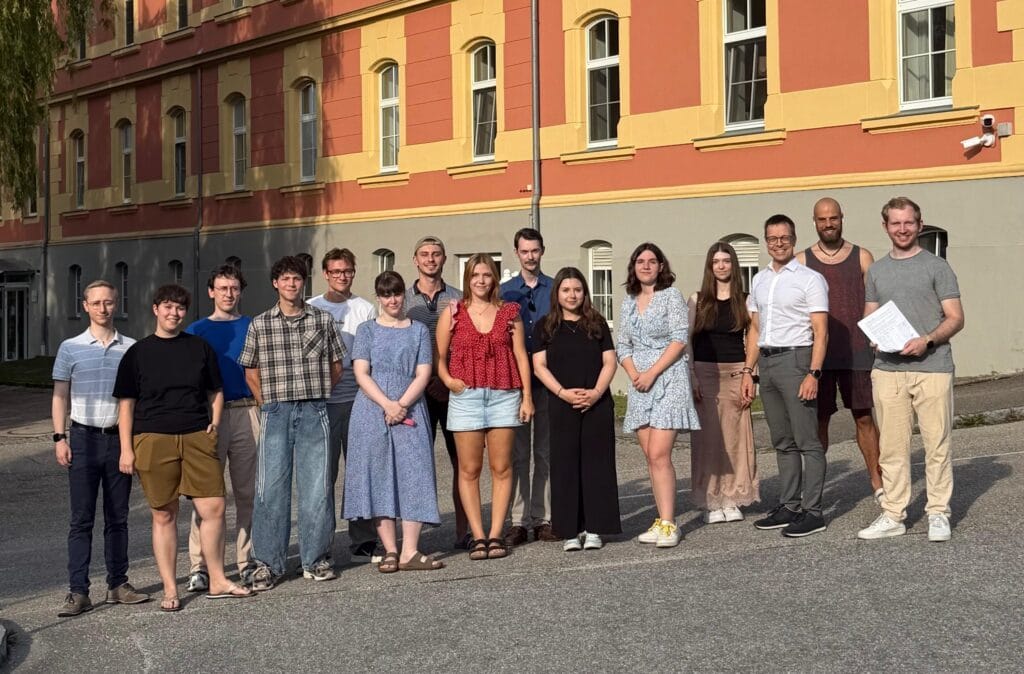Vor-Ort-Termin am Kloster Hamberg: Bewohnerinnen und Bewohner des Studentenwohnheims übergaben Stadtrat Holm Putzke (3. v.r.) eine Liste mit 110 Unterschriften für die Verlängerung der Buslinie K2.