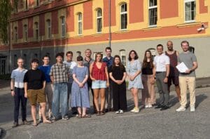 Vor-Ort-Termin am Kloster Hamberg: Bewohnerinnen und Bewohner des Studentenwohnheims übergaben Stadtrat Holm Putzke (3. v.r.) eine Liste mit 110 Unterschriften für die Verlängerung der Buslinie K2.