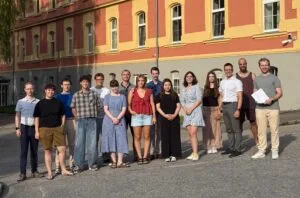 Vor-Ort-Termin am Kloster Hamberg: Bewohnerinnen und Bewohner des Studentenwohnheims übergaben Stadtrat Holm Putzke (3. v.r.) eine Liste mit 110 Unterschriften für die Verlängerung der Buslinie K2.