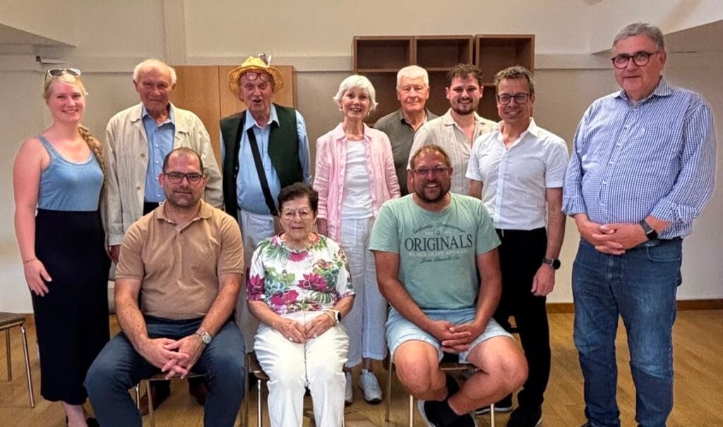 Teilnehmer der offenen Fraktionssitzung der FDP im Fraktionszimmer im Passauer Rathaus, zusammen mit den FDP-Stadtraeten Prof. Dr. Holm Putzke und Prof. Georg Steiner