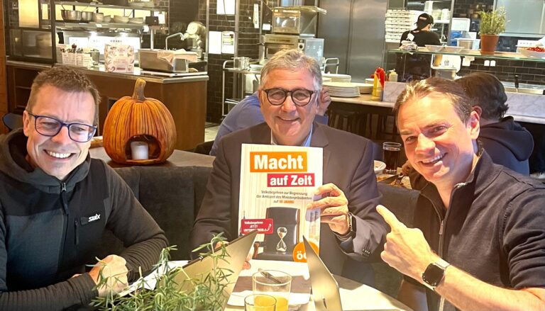 Prof. Dr. Holm Putzke, Prof. Georg Steiner mit dem Flyer zum Volksbegehren „Macht auf Zeit“ und Sebastian Frankenberger
